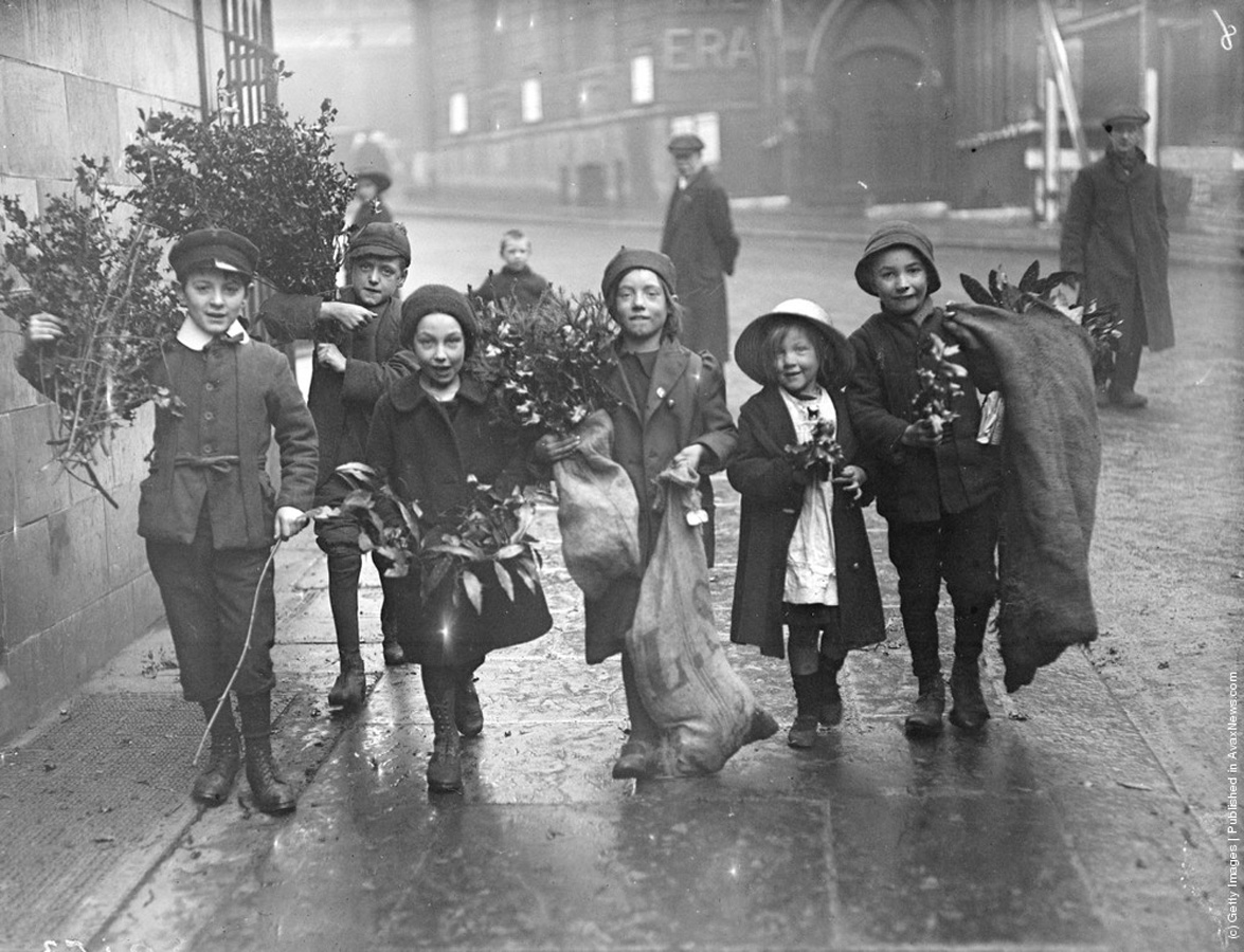 decembrie 1915 -"Copii carand buchete de ilex si vasc "(Topical Press Agency/Getty Images).