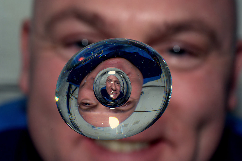 André Kuipers/ESA/NASA-Autoportret-reflexii intr-o bula de aer dintr-o picatura de apa aflata in imponderabilitate;