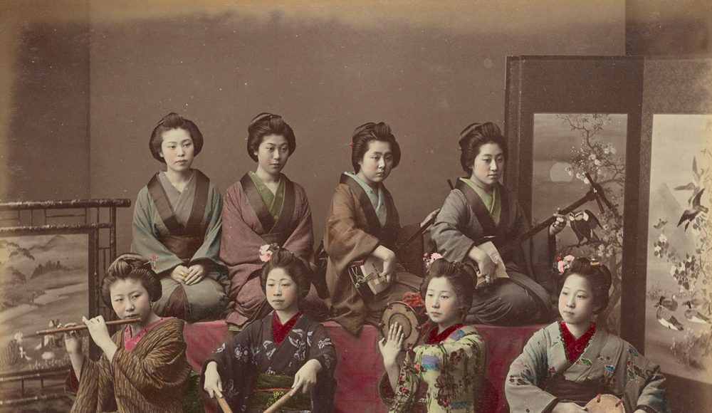 Kusakabe Kimbei Femei japoneze cântând la instrumente tradiționale