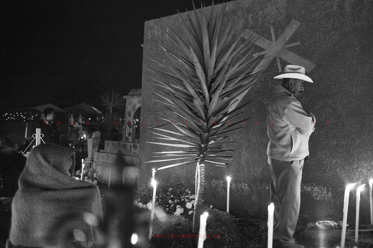 Mexicani petrecăndu-și noaptea de 2 noiembrie în cimitir cu ocazia zilei tuturor sufletelor