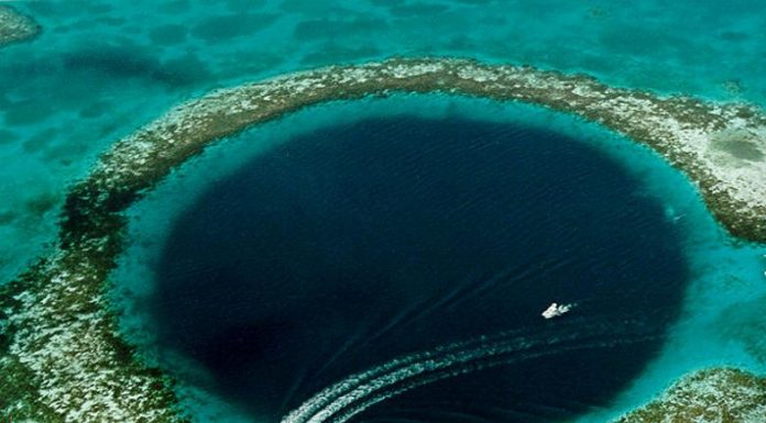 Belize boat ongreat blue hole