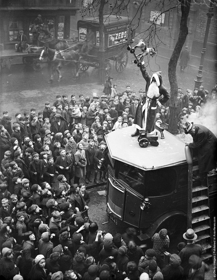 1933 - "O petrecere de Craciun a copiilor de la Hoxton Mission-Londra" . (Fox Photos/Getty Images).