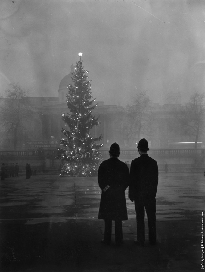 Spiritul Crăciunului anii 1900 - 1 decembrie 1948 -“Doi politisti privesc bradul londonez de 20 de metri, cadou primit di partea Norvegiei,iluminat in Trafalgar Square, plasat in fata National Gallery”. ( Warburton/Topical Press Agency/Getty Images).