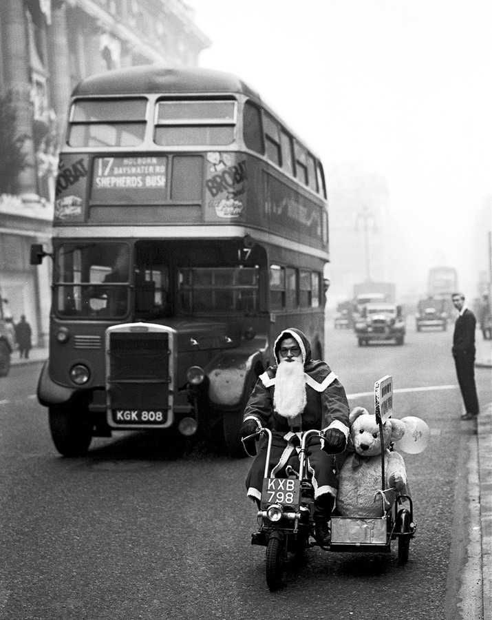 17 Noiembrie 1949 - Londra " Mos Craciun conducand o motocicleta  cu atas pe Oxford Street"(Fox Photos/Getty Images)