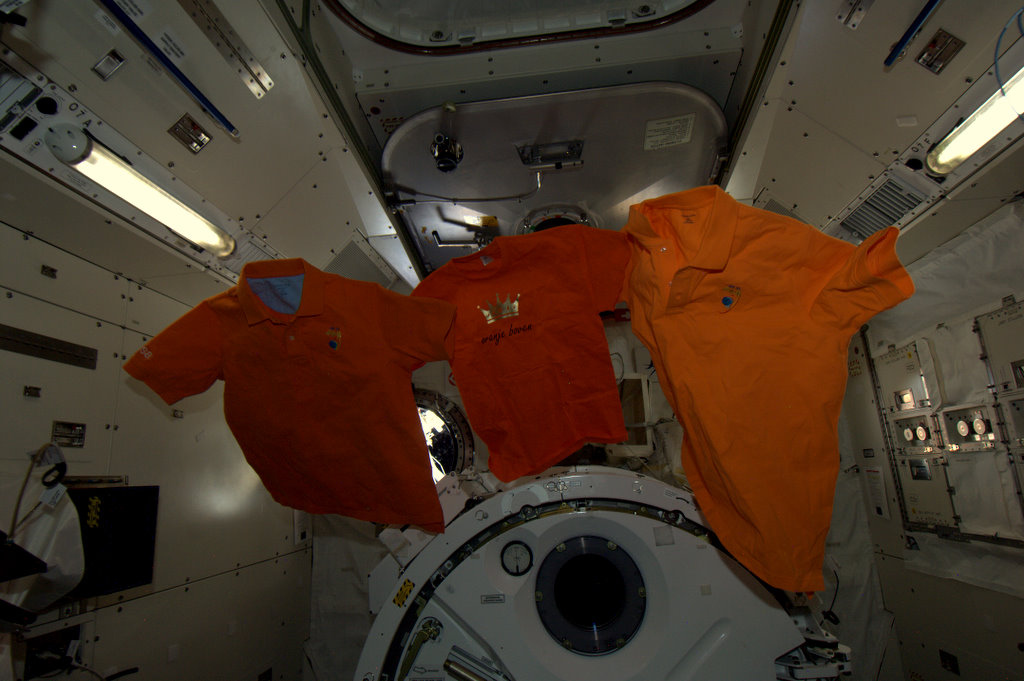 André Kuipers/ESA/NASA-Oare cele trei tricouri portocalii ne vor aduce noroc ?