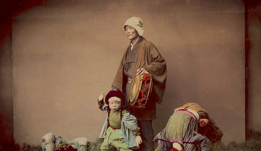 Kusakabe Kimbei-Toboșar cu copii acrobați