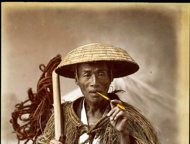Kusakabe Kimbei - Lucrător cu haină de ploaie
