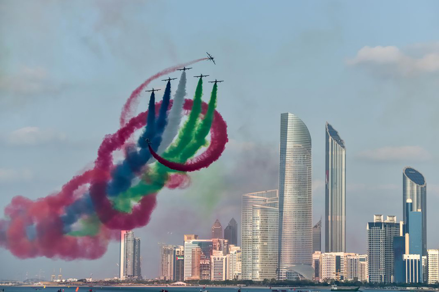 Echipa aviatică a Emiratelor Arabe Unite, Al Fursan (Cavalerii), zburând cu Alenia Aermacchi MB339s într-un show aviatic din 2014 desfășurat la Abu Dhabi
