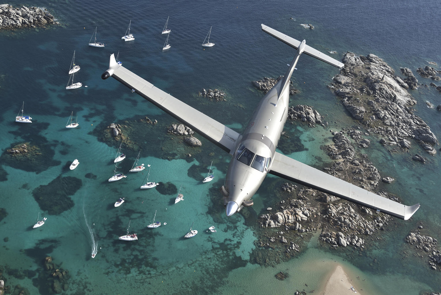 Pilatus PC-12 zburând deasupra Mării Mediterane, Propriano, Corsica în 2017